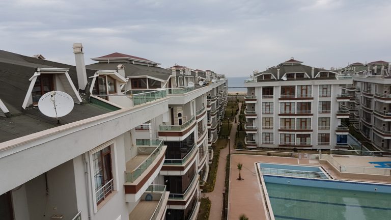 Karasuda Satılık Daire Denize Sıfır Yazlıklar Havuzlu Evler